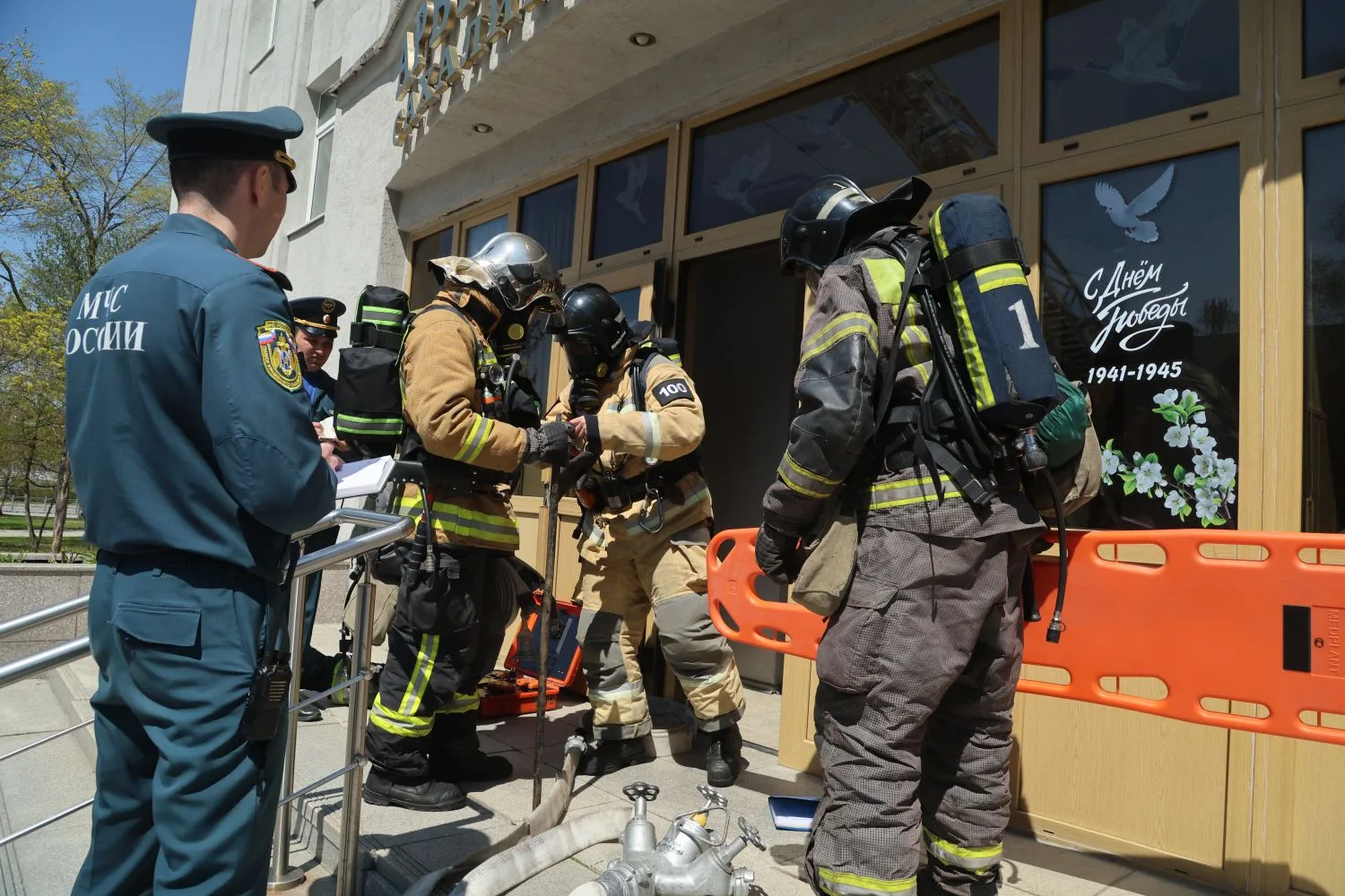 На фото звено газодымозащитной службы готовиться войти в здание суда